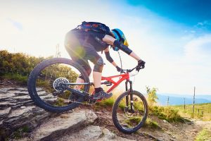 Radfahrer auf einem Mountainbike fährt downhill