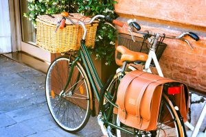 Trekkingräder mit Fahrradkorb und Satteltasche